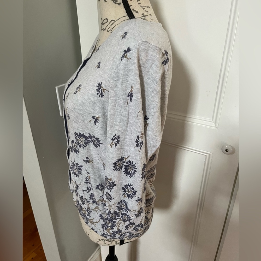 Gap Gray Cardigan with Blue Floral Print. Women's Size: L. - Picture 4 of 10